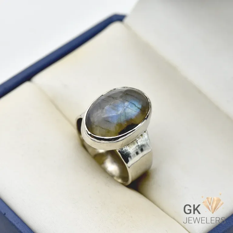 10-carat natural labradorite gemstone set in handmade silver ring, size 22, weighing 7.20g, displaying gray color with blue fire flashes